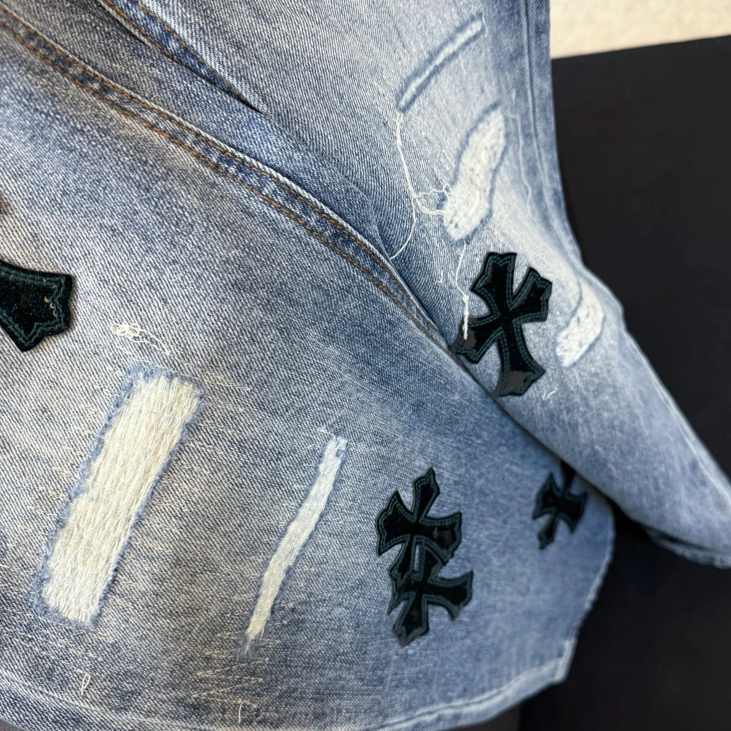 P300 style number: D353 ⭐️Chromehearts washed blue ripped starry sky🌃leather jeans ceiling-level jeans hard to find at the counter‼ ️About Zangyin✅This is an extremely luxurious fashion brand that can also be called the aristocracy of the high street. It has always been an exclusive brand for some hipsters or rich second generations. The color of this model is already very eye-catching by using a unique washed material. It is decorated with pink patch cross flowers, which cleverly highlights the charm of the brand. Secondly, this model adopts a classic high-waist cut design, which highlights the long legs and fashionable temperament of the upper body. The brand is highly recognizable and the slim-fitting configuration is more suitable for daily wear. The personality will be fashionable and the specifications can be seen at a glance. Materials and technology ✅ Needless to say, this point goes without saying. As an excellent craftsman brand, Zangyin's requirements for details and craftsmanship are really perfect. The washed color of this model has gone through a lot of processes, not to mention the embellishment of the denim appliqués. It is also purely handmade and sewn. Just like what they believe in, only handmade things have soul and have the meaning of wearing. A top-notch heavy-duty fashionable denim item, recommended by both hands‼ ️ Size: 28, 30, 32, 34, 36 (S-XXL) Color: Washed light blue Size reference: Pants length 100 102 104 106 106 Waist 72 76 80 84 88 Recommended weight S (about 110 pounds) M (about 120 pounds) L (about 140 pounds) XL (about 165) XXL (around 185)
